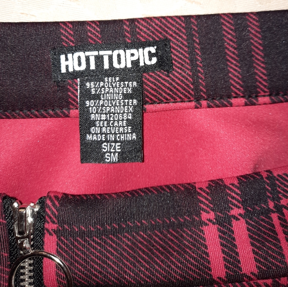 Hot Topic Black and Red Plaid O-ring Goth Skater Skirt Size Small - Picture 4 of 8